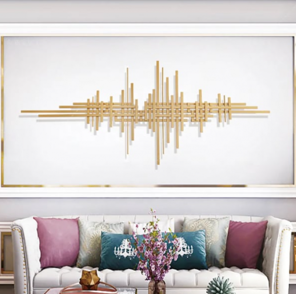 Desain dinding dengan aksen geometris berwarna emas